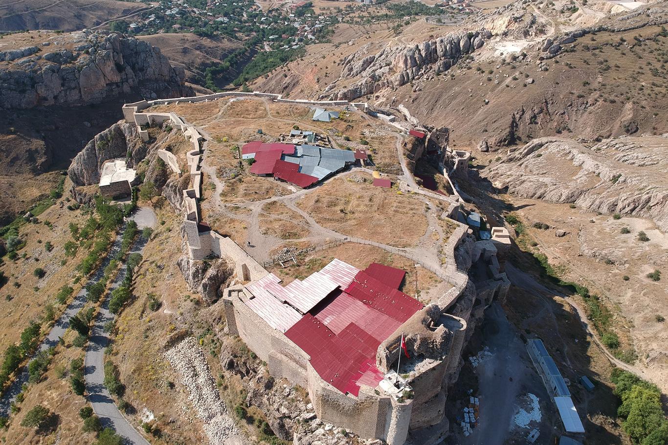 Harput Kalesi'nde arkeolojik kazı çalışmaları başladı Harput Kalesi'nde arkeolojik kazı çalışmaları başladı